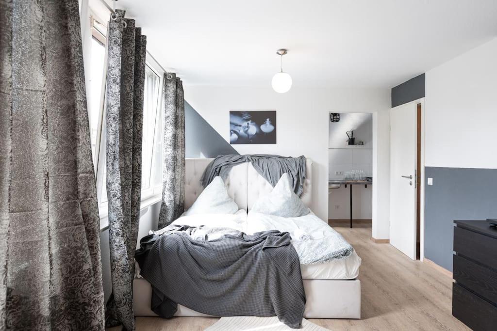 - Cozy Apartment In The Heart Of Duisburg With New York Design & Betten & Sofa - 5 Mins Central Station Hbf - Big Tv & Wifi -- ภายนอก รูปภาพ