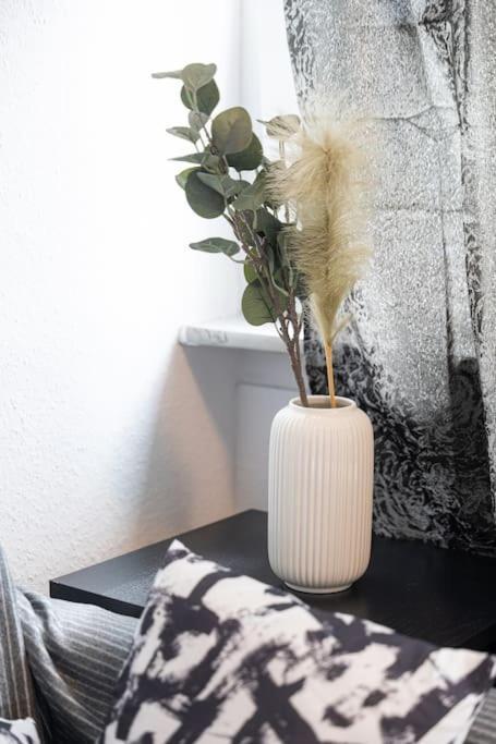 - Cozy Apartment In The Heart Of Duisburg With New York Design & Betten & Sofa - 5 Mins Central Station Hbf - Big Tv & Wifi -- ภายนอก รูปภาพ