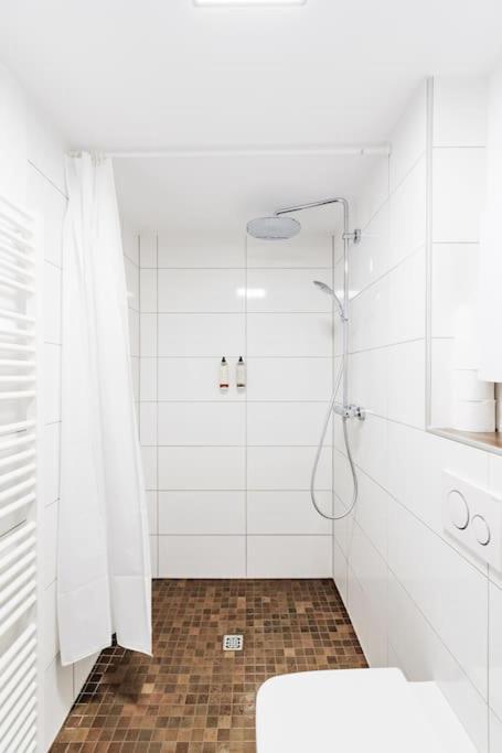 - Cozy Apartment In The Heart Of Duisburg With New York Design & Betten & Sofa - 5 Mins Central Station Hbf - Big Tv & Wifi -- ภายนอก รูปภาพ